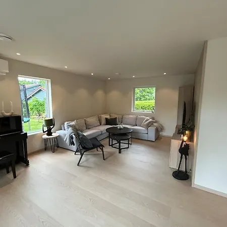 Large With A Lovely Garden, Perfect For Families! Villa *