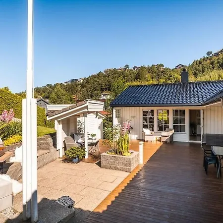 Large With A Lovely Garden, Perfect For Families! Villa